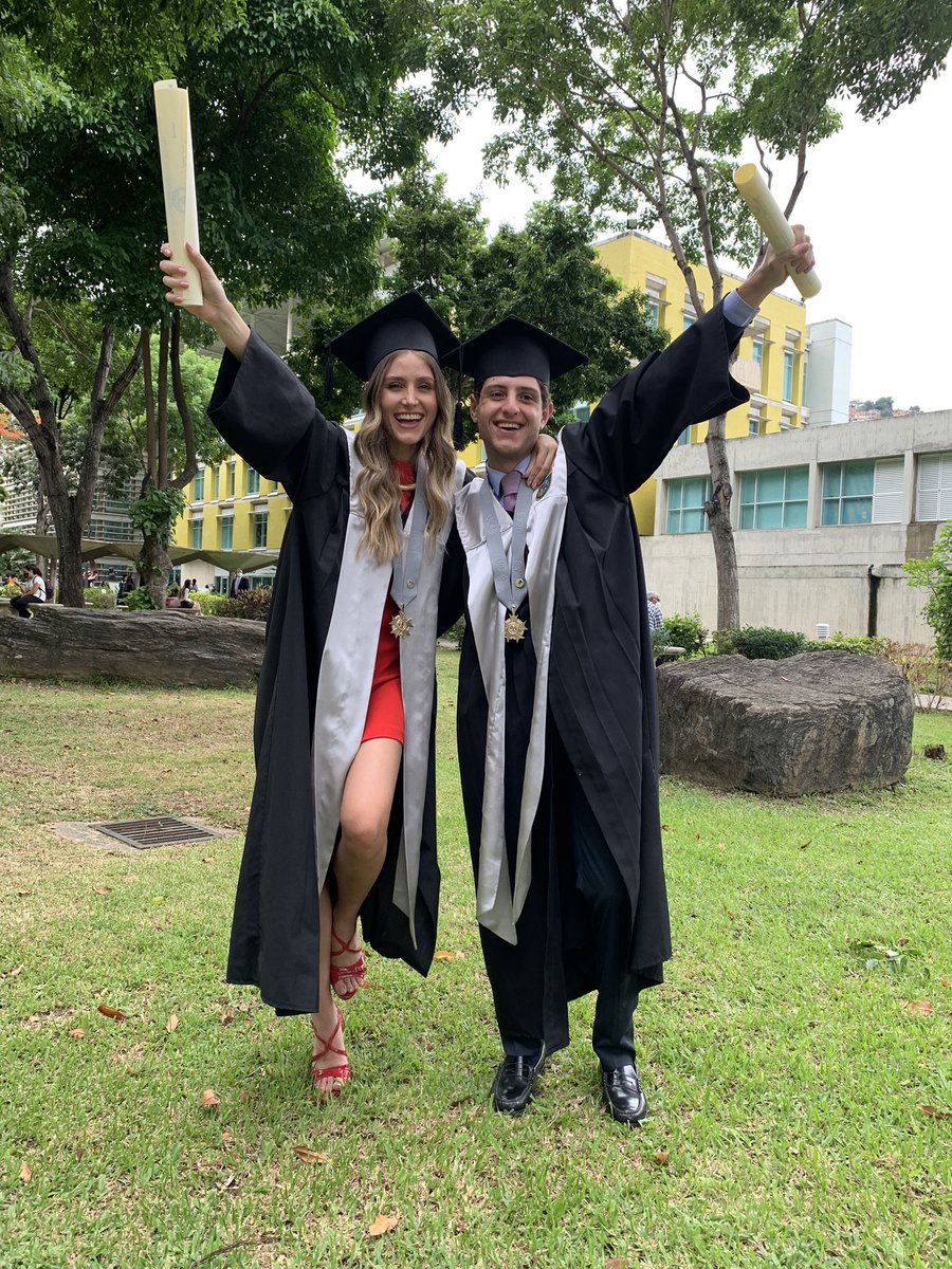 Gracias a todos por sumarse muy cariñosamente a la celebración de la graduación de Fabiana y Diego, mis nuevos colegas. Los quiero mucho.