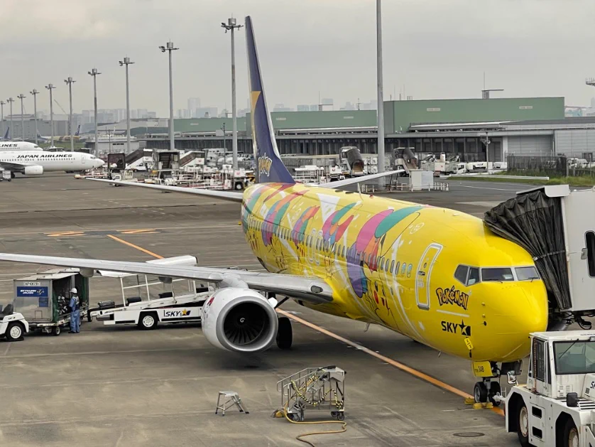 羽田到着。今日の僚機は「ピカチュウジェット」でした。機体737-800 機番JA73AB 10匹いるらしいが。  
