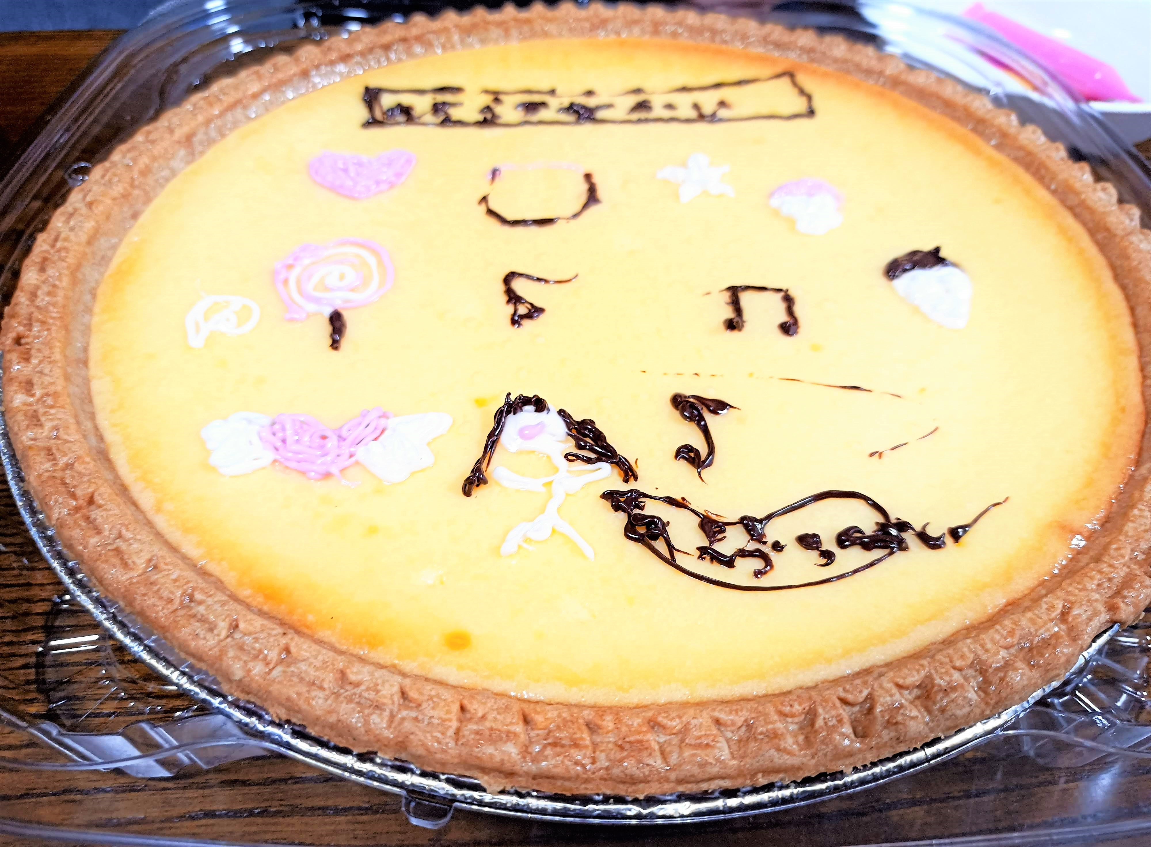 ママレスキュー ゆみねぇ たむ小1期生 いしかわ観光特使 昨晩はコストコのチーズケーキで誕生日祝い チョコペンは書きづらいみたいだったけど チーズケーキに好きな絵をかきたいという希望を叶えられて満足そうでした 元気に育ってくれてママ