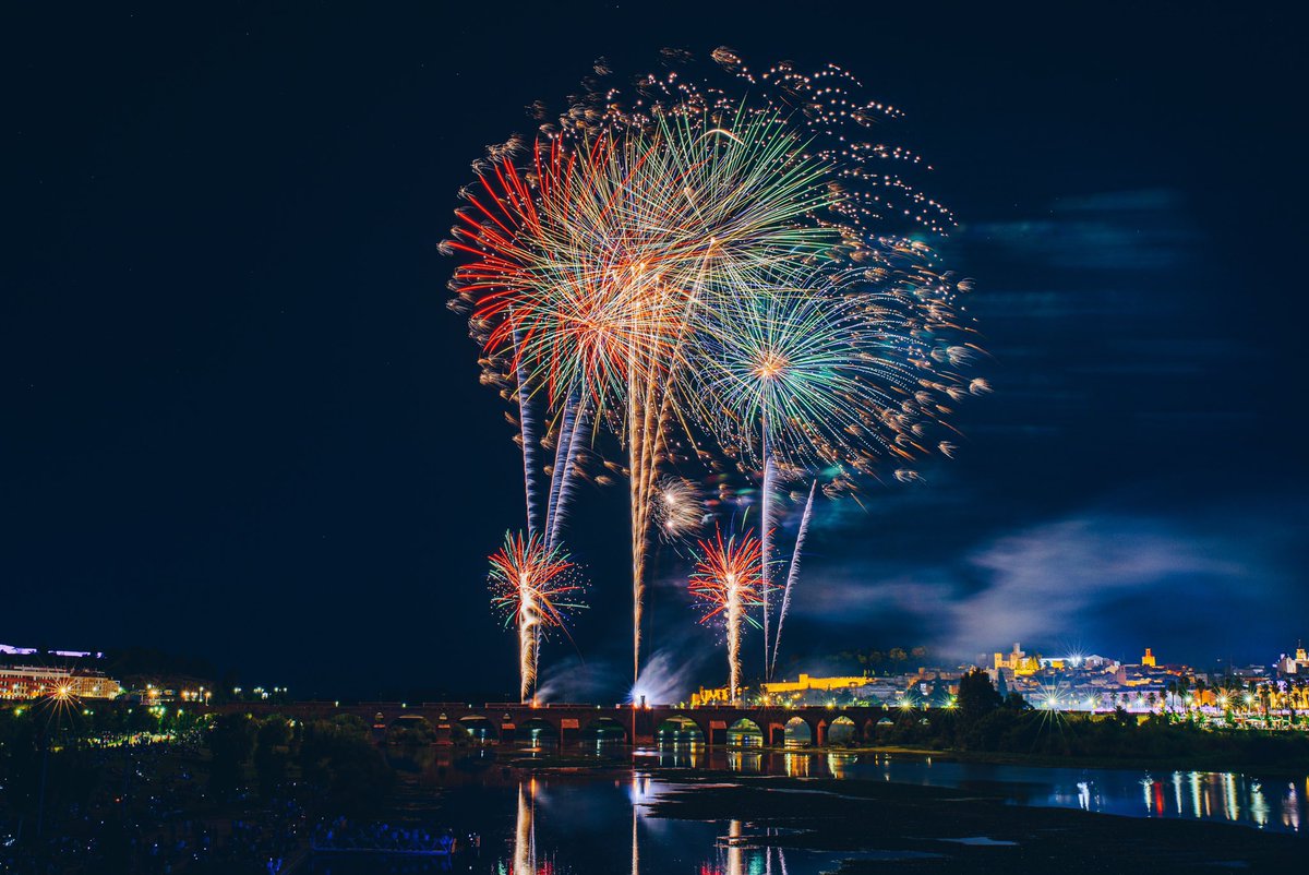 CiudadDBadajoz's tweet photo. Fuegos artificiales San Juan 2021, Badajoz. 🎡 (Fotos @paabloestevez ) 
#Badajoz #CiudadDBadajoz #SanJuan2021 https://t.co/JPrJbwysFz