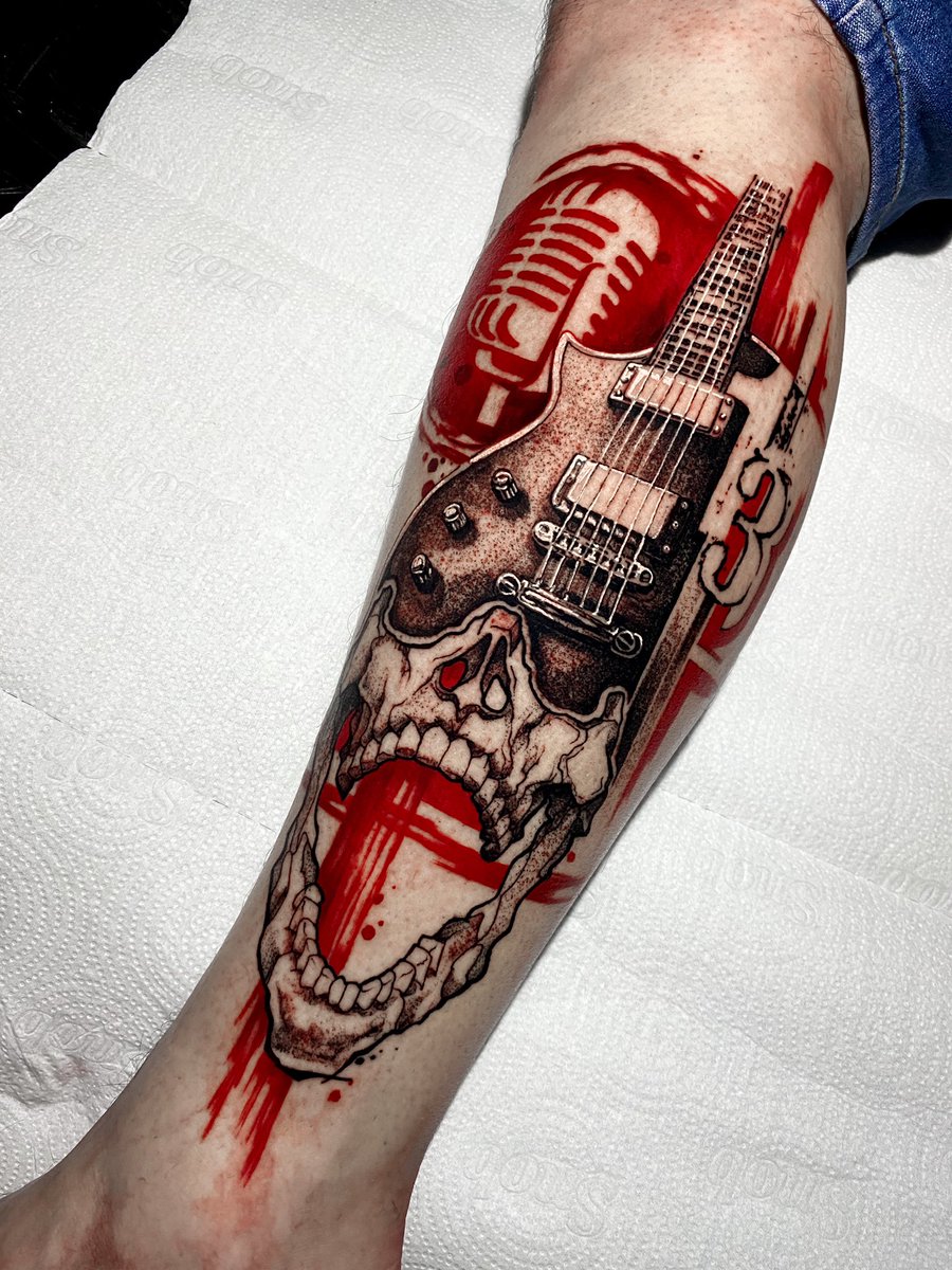 ThiagoScap's tweet photo. O @ricardobrantadvogado veio de Diamantina pra fazer a sua primeira tattoo, ele queria elementos relacionados ao rock, um crânio e uma referência ao @atletico 
.
Obrigado por me acompanharem!
.
#skull #blackredwork #blackwork #sketch #guitar #rooster #13 #aquiegalo #galonapele https://t.co/8k0Ovz21QW