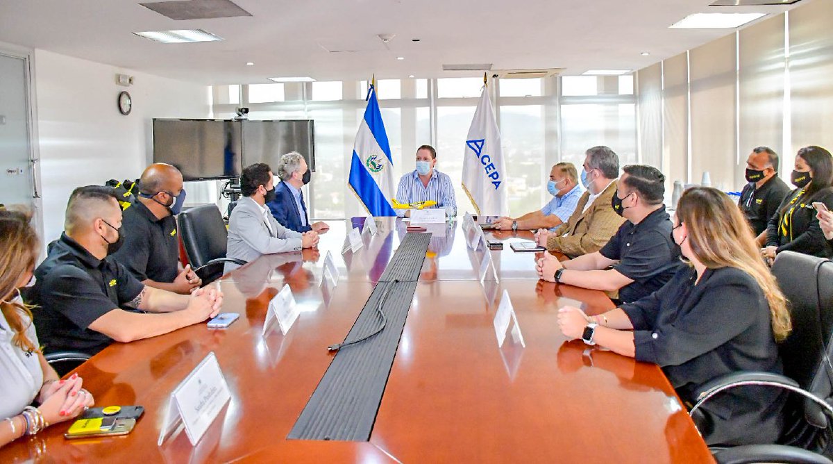 SecPrensaSV's tweet photo. #DécimoAniversarioSpiritAirlines | La política de cielos abiertos impulsada por el Gobierno del Presidente @nayibbukele, sigue generando resultados positivos para los salvadoreños y los operadores como @SpiritAirlines, expresa el presidente de @CEPASV, @anliker1980. https://t.co/vC3FBxrr00