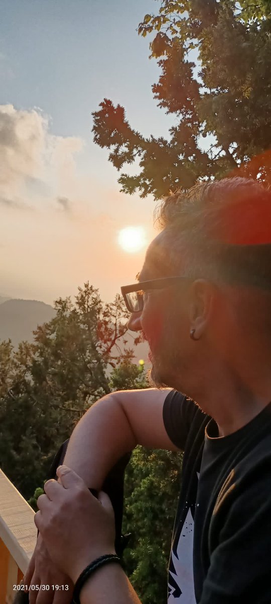 Pembe daha mı anlamlı sanki
O billur bakışlarında
Haylaz bir çocuk gizli
Uykusuz akşamlarında
Ellerin yanağında
Zamanı durdurur gibi
Gözlerinde ihtişam
Muhteşem bir figür gibi
Şehir seninle güzel
Şiir bakışlı kadın
Sadece bende değil
Şimdi her yerde adın...