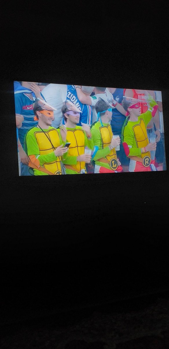 dearebam's tweet photo. Gelagat penyokong ninja turtle 
Portugal vs france 
3pagi tadi https://t.co/yNVDD4ErUl