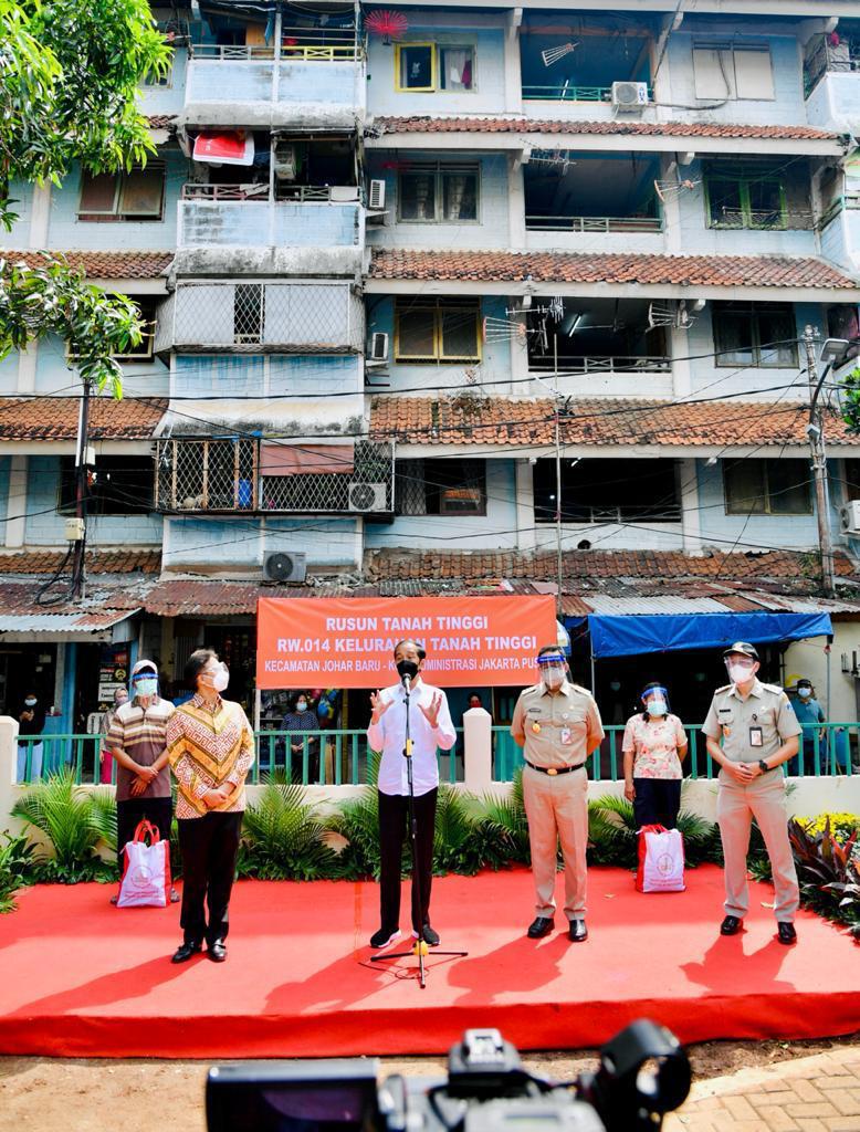 jokowi's tweet image. Saudara-saudara, jika sudah ada kesempatan mendapatkan vaksin, segera ambil. Jangan menolak. Agama apapun tidak ada yang melarang vaksin. Ini demi keselamatan kita.
 
Vaksin merupakan upaya terbaik yang tersedia saat ini untuk mengatasi pandemi.