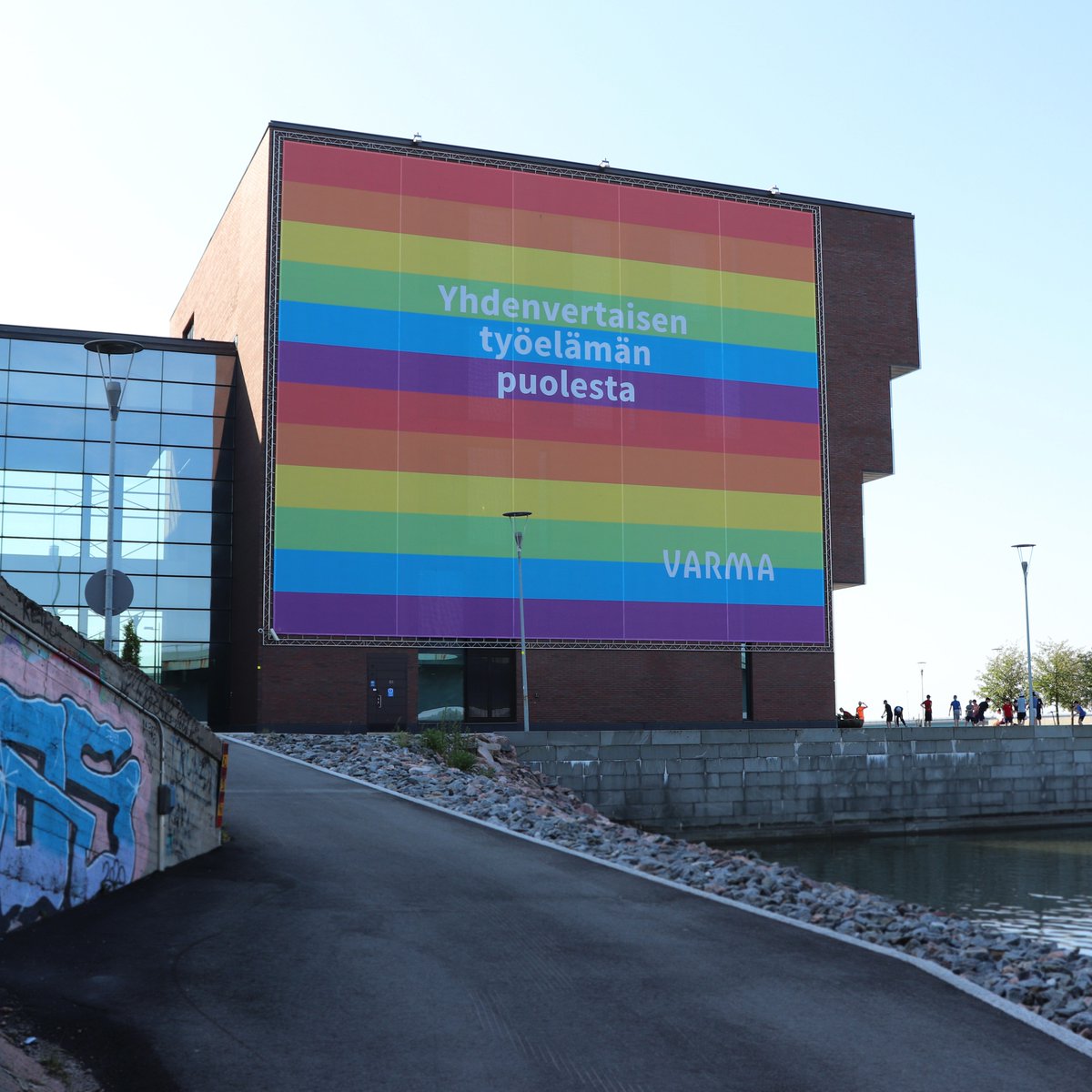 varma_tweet's tweet photo. Tunnusta väriä! 🌈 Jatkamme @helsinkipride kumppanina ja työtä yhdenvertaisen työelämän puolesta. #Monimuotoisuus mm. rikastuttaa työympäristöä ja edistää yhteisön ongelmanratkaisukykyä. #yhdenvertaisuus #helsinkipride2021 #varmailo #partnerswithpride #ylpeysmuuttaamaailmaa https://t.co/YP7TXdiKN1