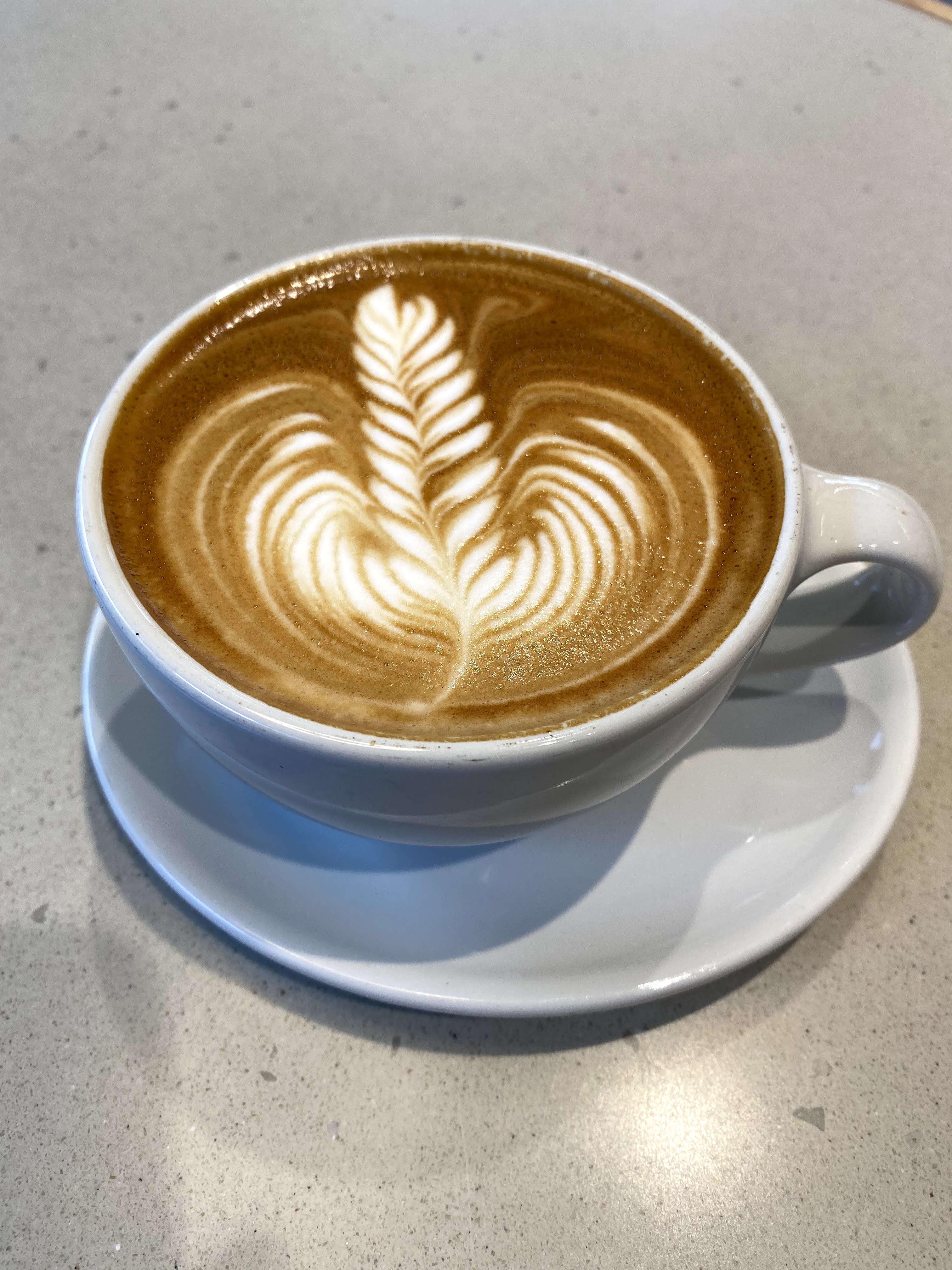 作業向けカフェ情報 Newwork Fun で 本日どこにいますかというと ブルーボトルコーヒー 広尾カフェ です 今も半数位がpc開いて仕事してるかな T Co 0kiuphfafz カフェ リモートワーク カフェ好きさんと出会いたい 外で仕事