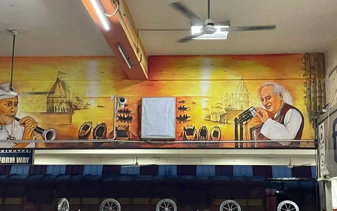 In the drive to beautify the Railway Stations of India by <a href="/RailMinIndia/">Ministry of Railways</a> the Entrance of #Varanasi railway station now has a painting of Pt Jasraj and Ustaad Bismillah Khan.
<a href="/PiyushGoyal/">Piyush Goyal</a> <a href="/PiyushGoyalOffc/">Piyush Goyal Office</a>