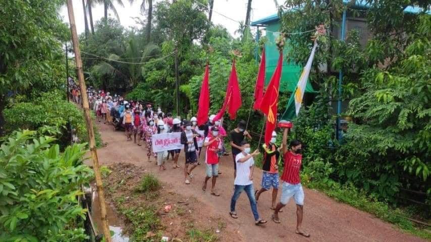 JessicaHtz1's tweet photo. Launglon, Dawei District: Residents from Yebyu and Kadatngeseik village  staged Anti-dictatorship protest movements to demonstrate resistance and rejection to Fascist Military rule.  
#June24Coup
#WhatsHappeningInMyanmar https://t.co/vcPzYH8YjY