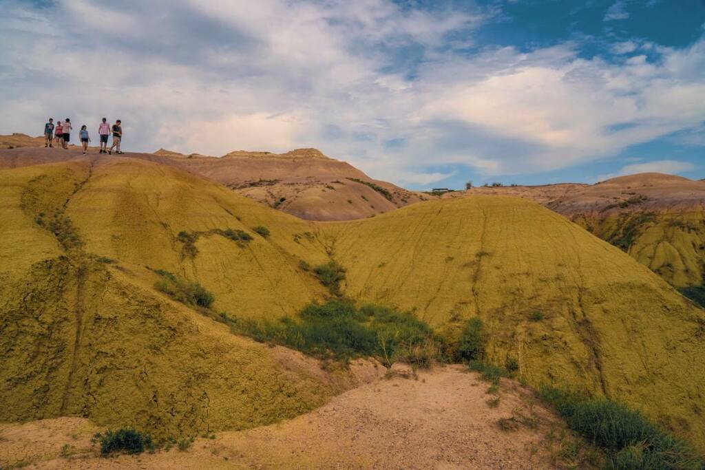 TJWalkerPhotos's tweet photo. Visitors at Badlands National Park traverse its otherworldly terrain.#yourshotphotographer #ourfotoworld #southdakota #badlandsnationalpark #badlands #natgeo #natgeoadventure #travel #tlpicks #landscape #travelphotography #landscapephotography https://t.co/0amyhKsPwb