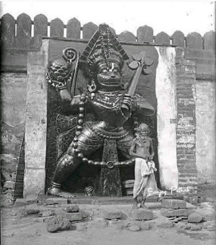 श्रीजगन्नाथ मंदिर के दक्षिण द्वार के पास हनुमान जी।🚩

कहा जाता है समुंदर की लहरें मंदिर के प्रांगण में आ जाती थी और भक्तों को परेशानी होती थी,इसको रोंकने के लिए आदिशंकराचार्य जी ने दक्षिण द्वार पर हनुमान जी की मूर्ति स्थापितकर उनका आह्वान किया व समुद्र को रोंकने की प्रार्थना की।