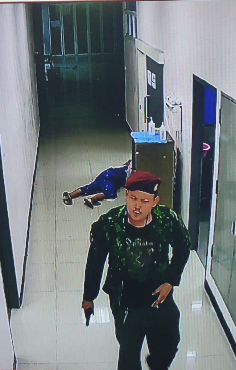 3 นาฬิกาของ 24 มิ.ย. คนร้ายบุกยิงใน รพ.สนาม จ.ปทุมธานีก่อนหน้า ยิงชาวบ้านหน้าร้านสะดวกซื้อ ตร.ระบุเป็นทหารเกณฑ์ จ.ลพบุรี ตอนนี้หลบหนีไป จ.ชุมพร มุ่งหน้า จ.ระนอง เพื่อหาญาติ พบมีความเครียด หวั่นเกิดเหตุคลายนครราชสีมา ปชช.เพิ่มความระวัง คนร้ายขับอีซูซุดีแม็กสีขาว 3 ฒข 6233