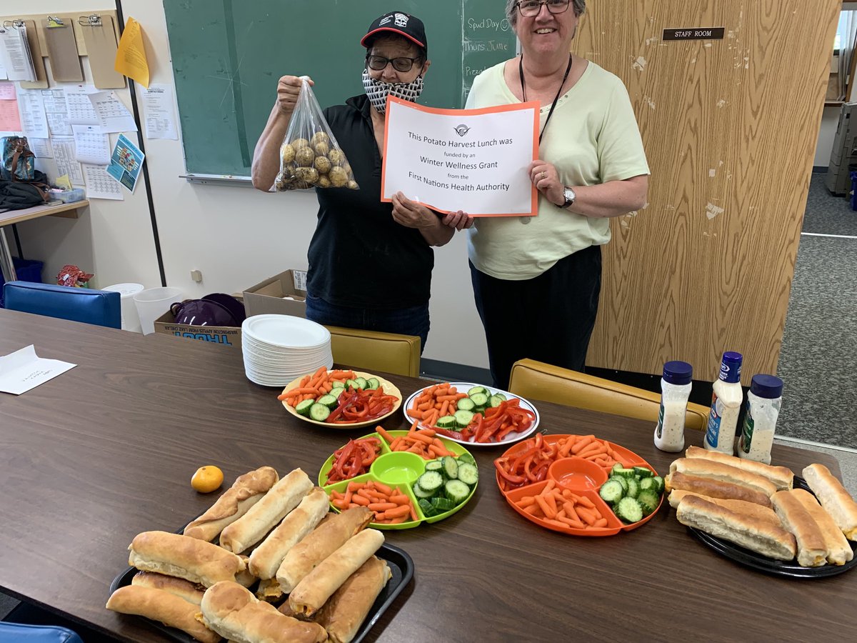 tchrgirl's tweet photo. It’s was a true celebration today as we harvested our potatoes from our school garden. Every one of our students took a beautiful big bag of potatoes home to their families that they personally grew and cared for. #learn85 #growing #healthyfood and #healthykids https://t.co/U9VFSmFDMx