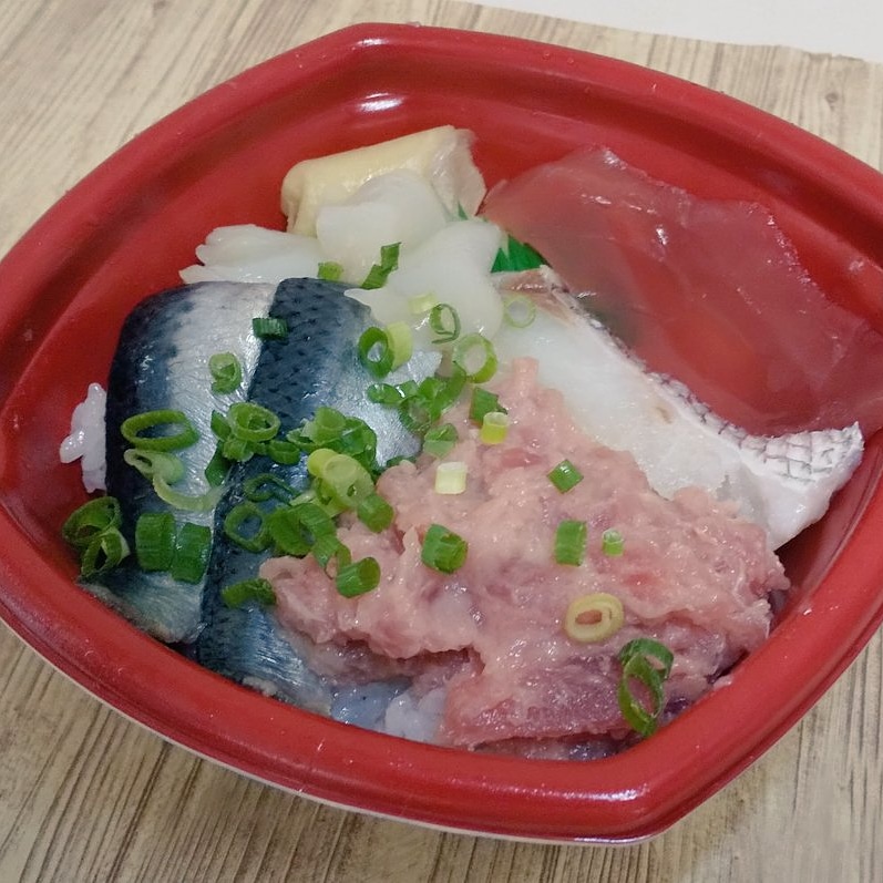 駿河丼丸焼津大住店 本日の日替わりは マグロ 真鯛の湯引き イワシ イカ ネギトロです イワシがとっても美味しい丼です 丼丸 駿河丼丸 海鮮丼 焼津 焼津大住 焼津テイクアウト 焼津海鮮丼 焼津ランチ 焼津ディナー 焼津グルメ 藤枝 駿河丼丸焼津大住店 本日の日替わりは マグロ 真鯛の湯引き イワシ イカ ネギトロです イワシがとっても美味しい丼です 丼丸 駿河丼丸 海鮮丼 焼津 焼津大住 焼津テイクアウト 焼津海鮮丼 焼津ランチ 焼津ディナー 焼津グルメ 藤枝