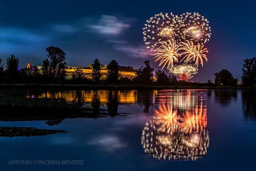 CiudadDBadajoz's tweet photo. "El Espejo de San Juan"
La noche de los Fuegos reflejandose en el Guadiana con la Alcazaba iluminada, #CiudadDBadajoz #Badajoz (Foto Antonio Conchiña) #sanjuan2021 https://t.co/HMejDnC1i0