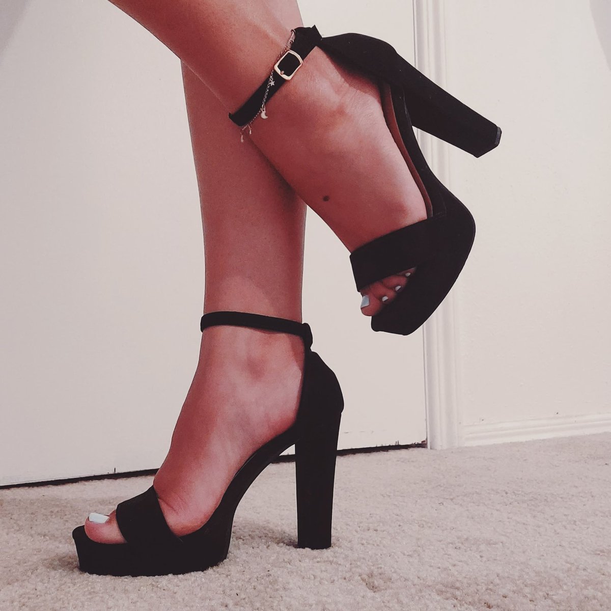 PiesDLuna's tweet photo. Vamonos de Fiesta 🥳 
#pies #tacones #footfetish #feet #footworshi̇p #footlover https://t.co/GCjtxbFhrC