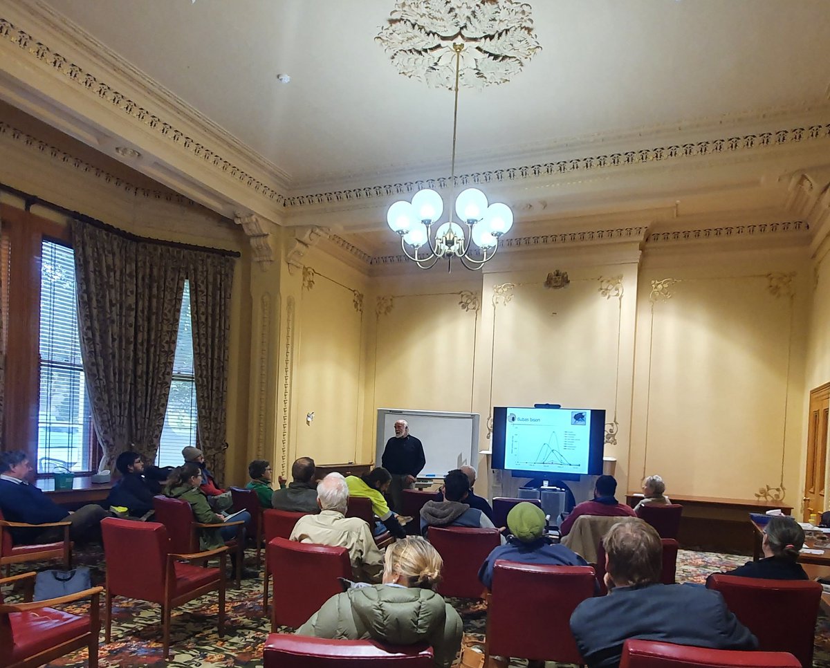 Did you know dungies fly at dusk and dawn, and fly towards the light?
Onsite at Struan House with <a href="/MacKillopGroup/">MFMG</a> talking all things #DBEE #dungbeetleecosystemengineers #DBEEproject <a href="/SA_PIRSA/">PIRSA</a>