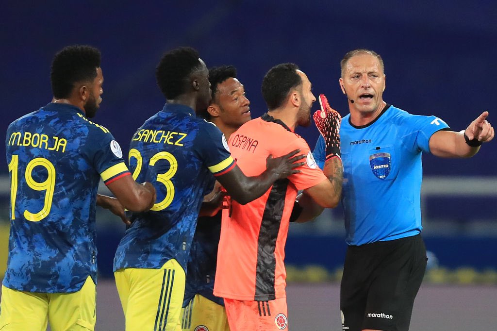 ElZolDeportes's tweet photo. Cuando el balón toca al árbitro en jugada, se tiene que ir a tierra y parar la jugada... Néstor Pitana no lo hizo... y Brazil anotó gol cuando los jugadores Colombianos esperaban que sonara el silbato... consulta el VAR!!!Que opina usted???
(Foto por Buda Mendes/Getty Images) https://t.co/R9ouScAptY