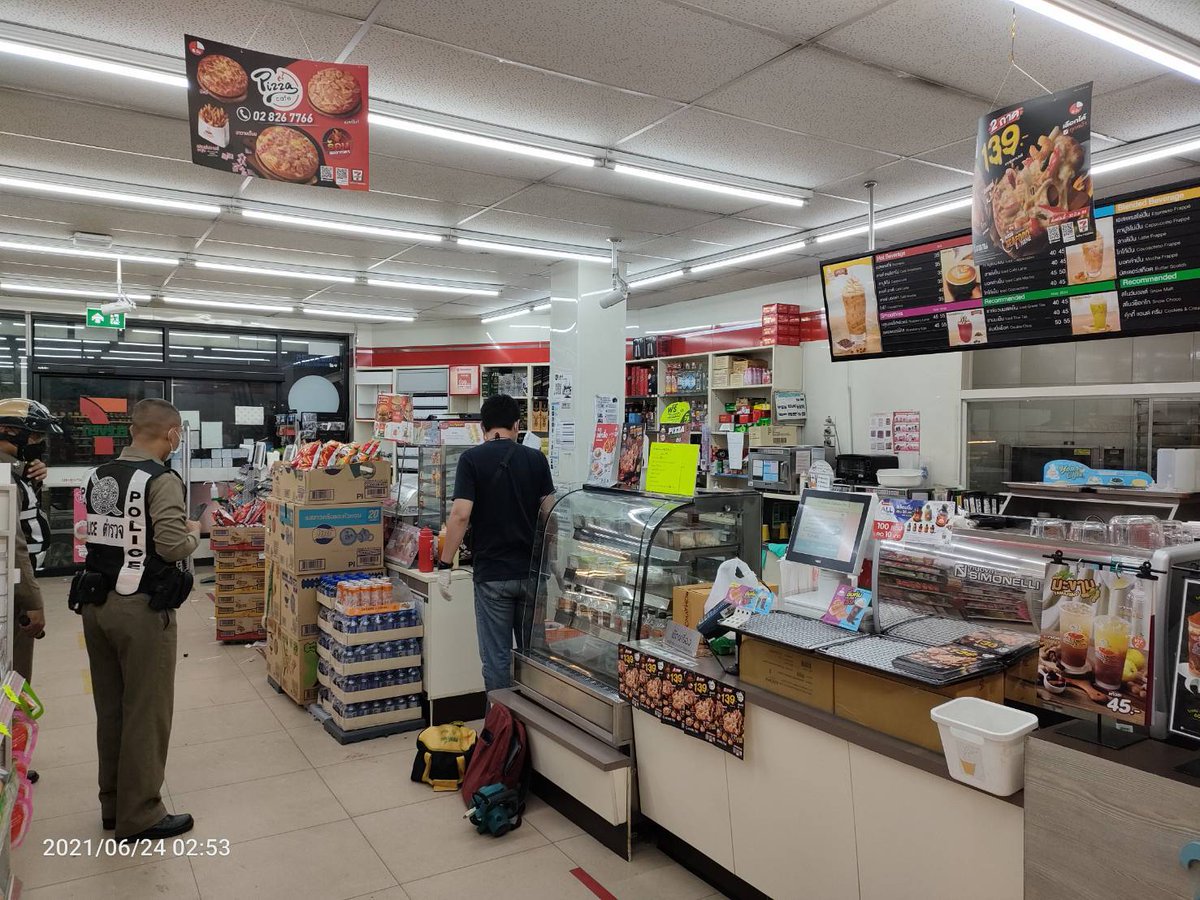 ด่วน!! คนร้าย นายกวิน แสงนิลกุล อายุ 23 ปี สวมชุดลายพรางทหาร ก่อเหตุยิงผู้ป่วยที่รพ.สนามปทุมธานี ก่อนขับรถมายิงพนง.ร้าน 7-11 ซ.ลาดพร้าว 25 เสียชีวิต ขณะนี้ขับรถปิคอัพ สีขาว 3 ฒข - 6233 กทม.มุ่งหน้าลงภาคใต้ 

ผู้ใดพบเห็นให้แจ้ง191