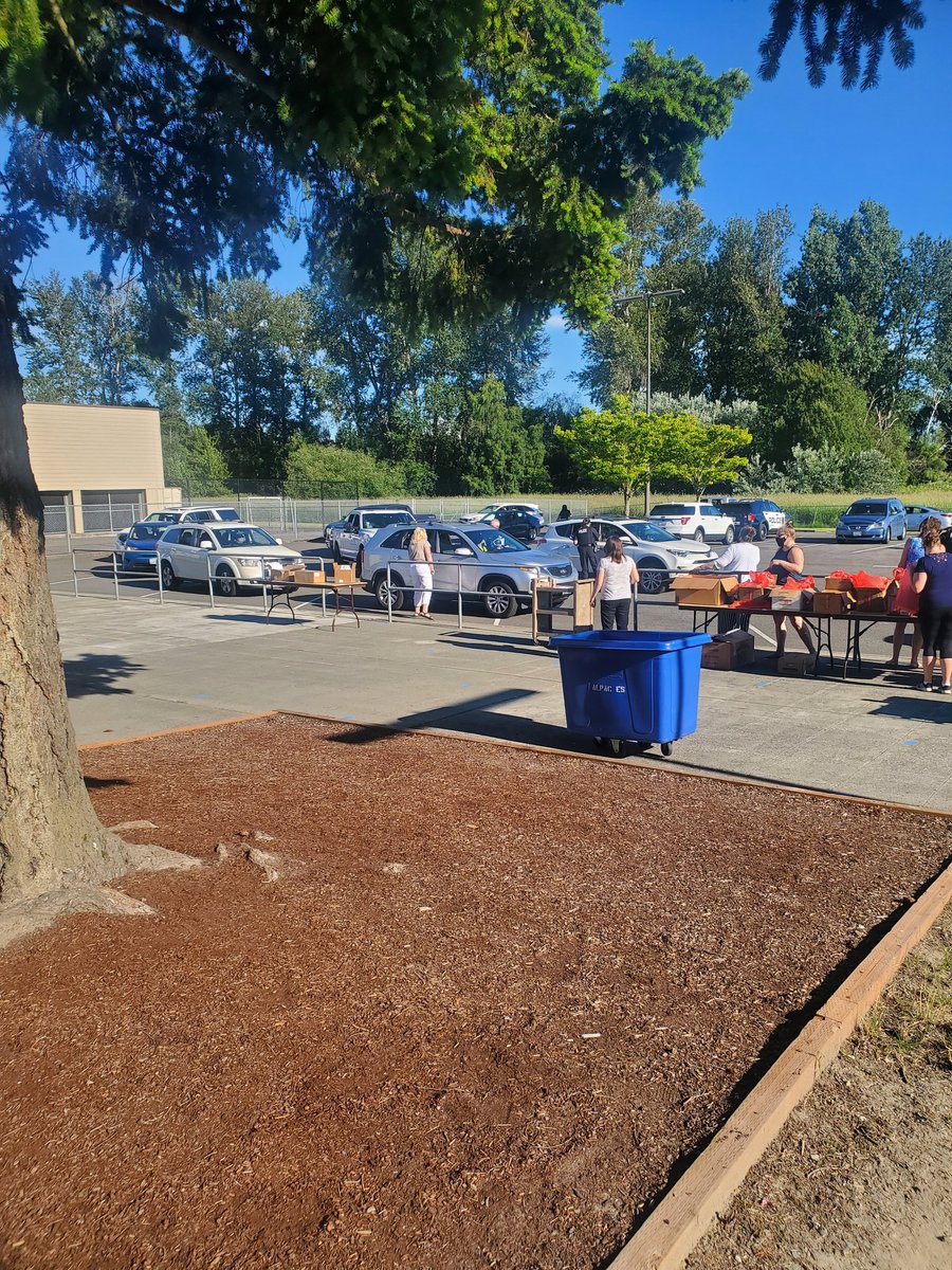jjniley's tweet photo. Thank you Alpac PTA, and the cities of Algona and Pacific for your support with our drive through end of year celebration @AuburnSD #WeAreAlpac #SomosAlpac https://t.co/HyYw0kYG9E