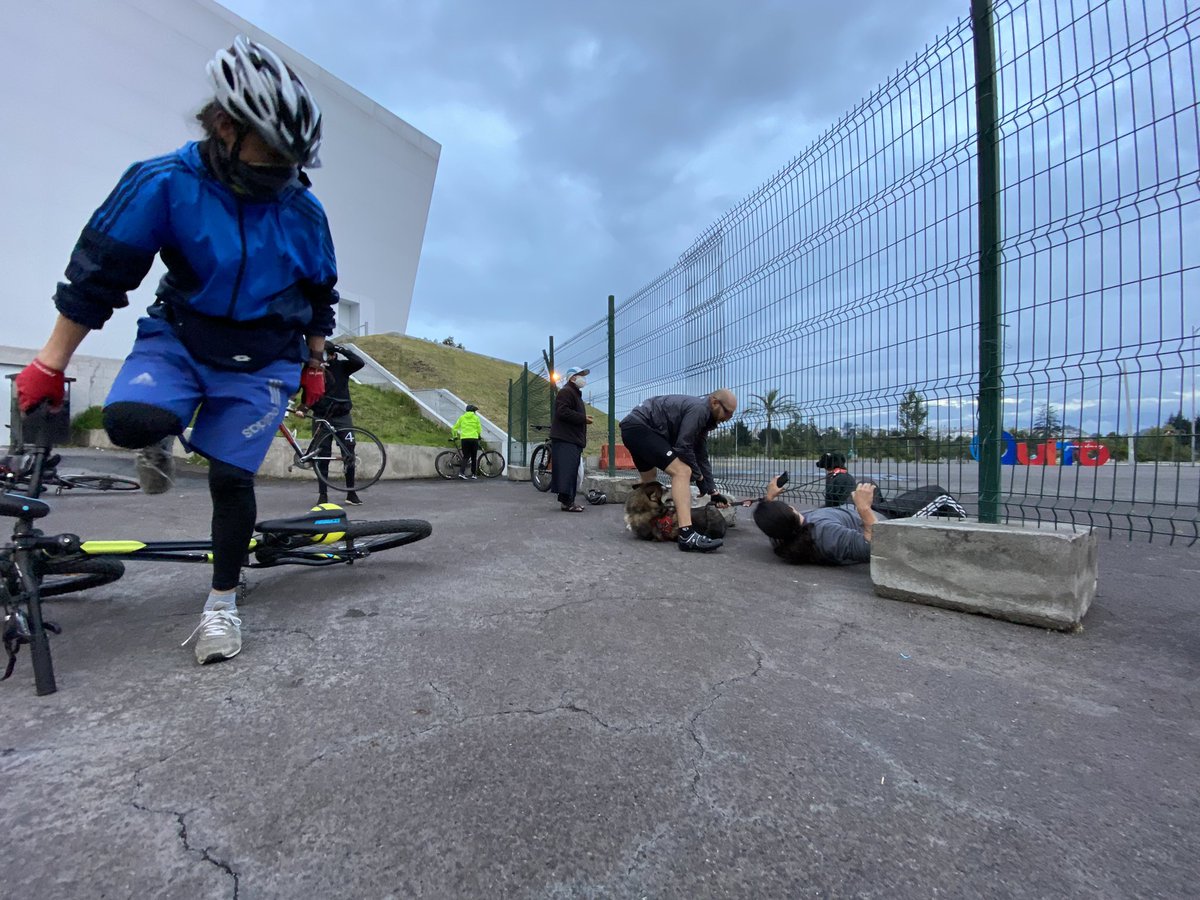 polzumarraga's tweet photo. Hoy estuvimos en el #ParqueBicentenario, hubo gente que se quedó atrapada dentro (niños y 3era edad). Salieron por debajo de las rejas y ayudamos a sacar sus bicis. @ObrasQuito @zonalesquito Por favor, para que tome en cuenta @AnacRomero7 Cc. @LoroHomero #Quito https://t.co/udju2UDibL