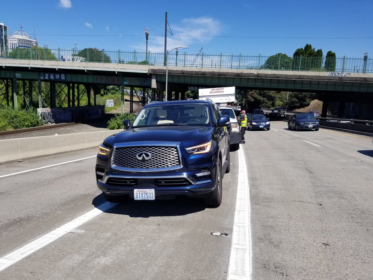 Areff's tweet photo. Thanks @OregonDOT for coming to save us between heavy traffic. Austin was a pleasure to work with, so friendly and helpful. Idk how these guys do it, such a dangerous job. https://t.co/EdMlYrc14Z