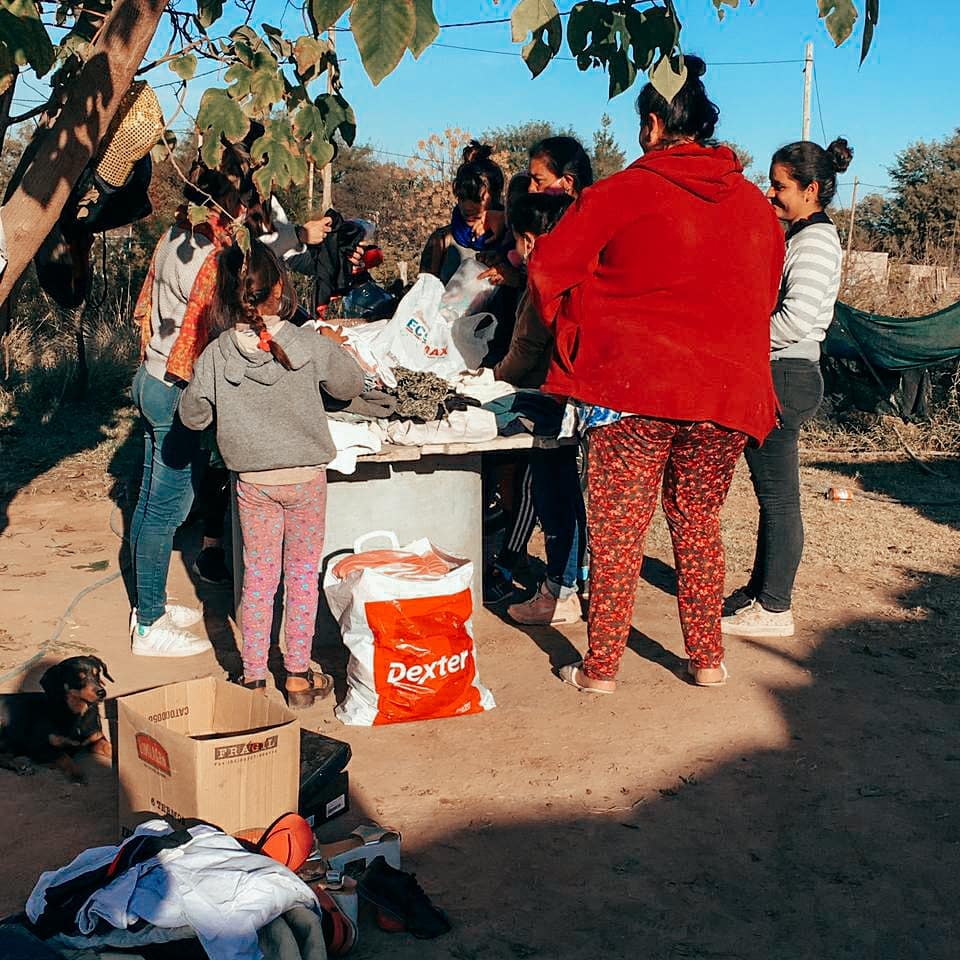 JUP_LaRioja's tweet photo. 💙DONDE SIEMPRE QUEREMOS ESTAR💙
Luego de nuestra primera colecta invernal, ayer realizamos la primera entrega de ropa de abrigo en el barrio. 

Agradecemos a cada unx de lxs que colaboraron porque en estas pequeñas acciones ayudan a cada vecinx. https://t.co/OY3QMLRcNM