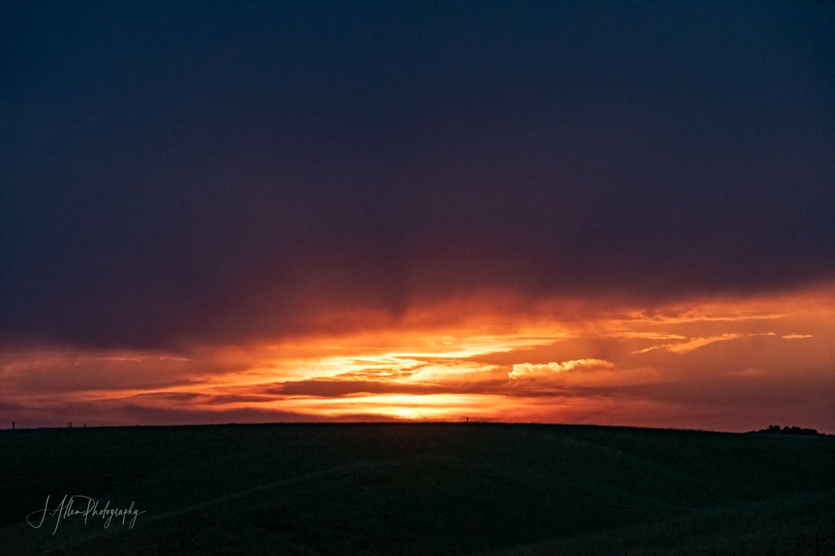 JAllenPhotogra1's tweet image. Tonight's #sunset and #moonrise here in #swmn  #ruralmnphotography #sunsetphotography #clouds #cloudsmakethesunset @mark_tarello @NWSSiouxFalls @earthskyscience