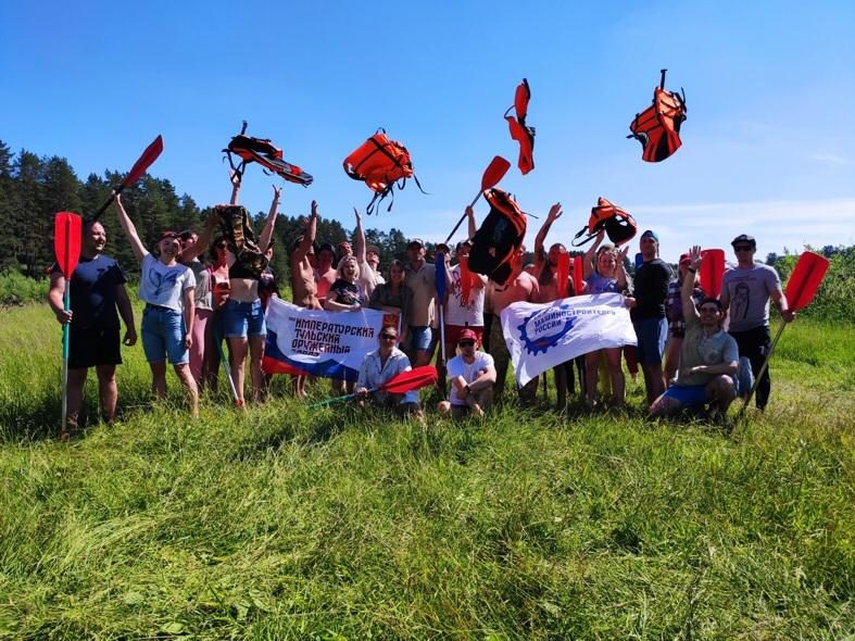 Во второй декаде июня по инициативе Совета молодежи Императорского Тульского оружейного завода состоялся большой сплав на байдарках по реке Угра Калужской области. Мероприятие проходило под эгидой Тульского РО «Союз машиностроителей России».
#СоюзМаш #СоюзМашТула