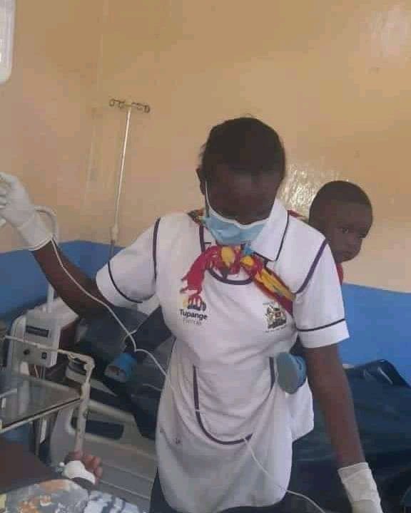 This Nurse at Londiani Hospital In Kericho Was Seen taking care of A Baby Belonging To A Patient  while serving another patientPlease like and retweet to show some love.
#FeelTheRoar Thika road Subaru
#RailaMeansBusiness #vasha
#MainaAndKingangi Ruto #SaudiArabia Kikuyu #amerix