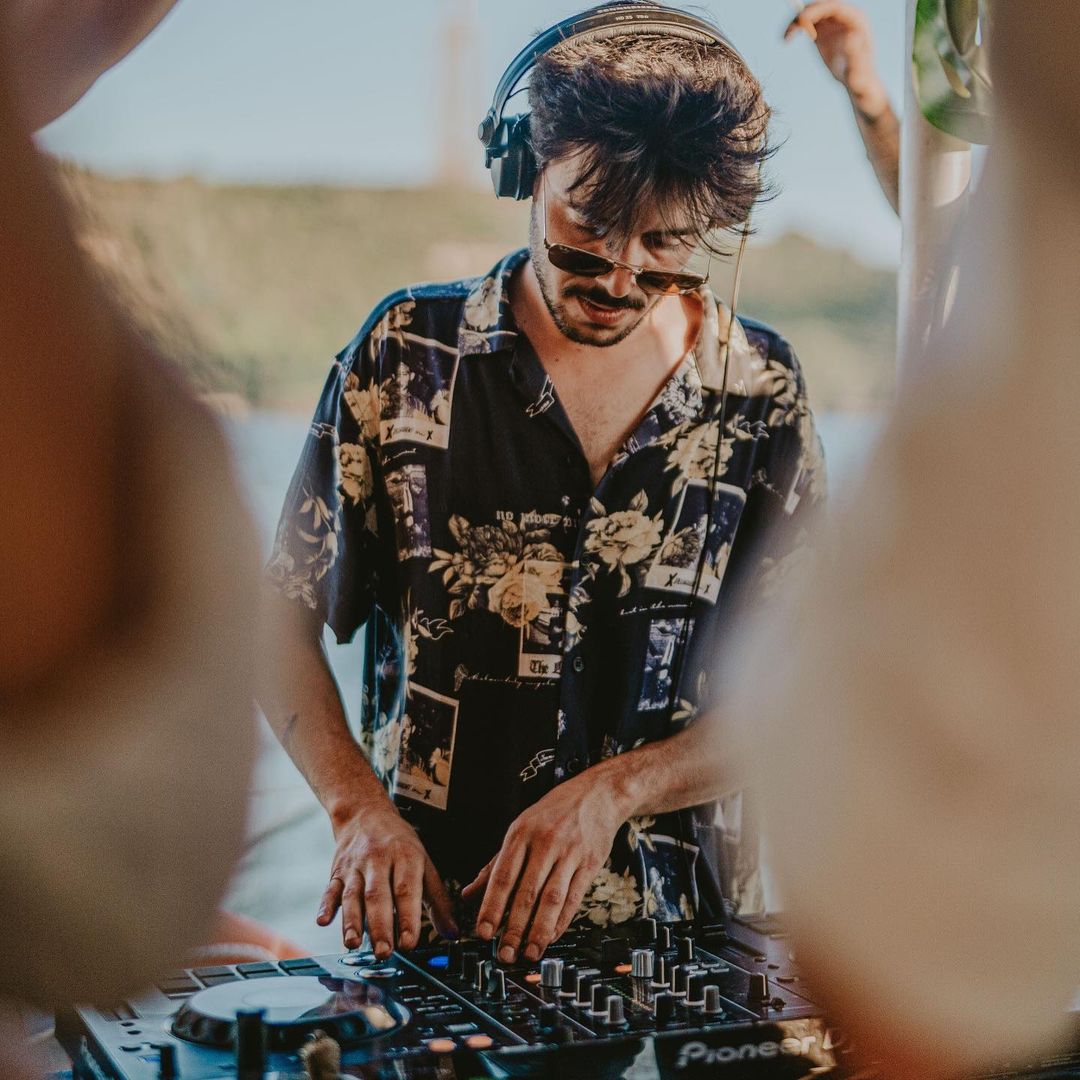 'Easy' the newest drop from @krude_au &amp; <a href="/PEACEMAKERtunes/">PEACE MAKER!</a> out this Friday 🙌

Pre-save here: Astrx.lnk.to/PSEasyTW