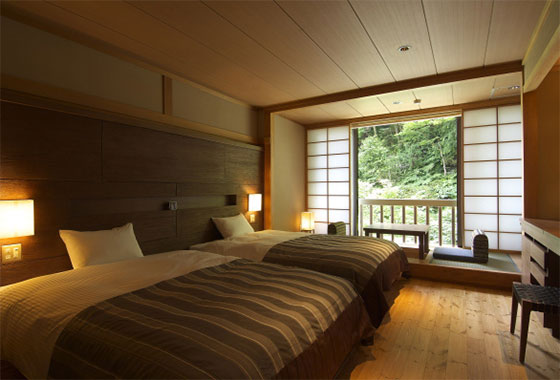hinitijou_spot's tweet photo. 【一條旅舘土蔵】
【一條旅舘木造本館】
【一條旅舘湯向棟】

創業約600年の老舗旅館。
特に本館は、裏山から材料を採取し
宮大工が釘を一本も使わず建てたそうで
木のぬくもりを全身で感じられそうです。

施設内には温泉付きスイートルームも。
完全プライベート空間
ゆっくりと楽しみたいです。 https://t.co/mjKpqfVH4j