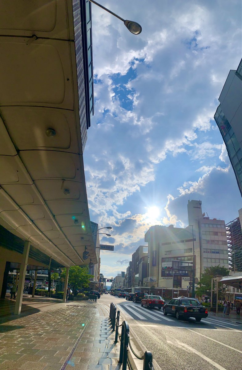アーユルヴェーダサロン 足湯カフェ もみの気ハウス京都河原町店 昨日は夕方の強い雷雨にびっくりしましたね 休日ながらお店で雨宿りしたらその後は綺麗な青空でした 雷雨の予報は今日も出ているので 雨宿りがてらの回復に足湯でのマッサージは
