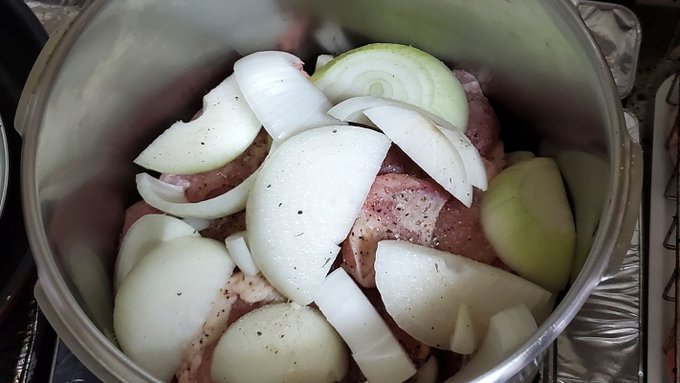 亡命ロシア料理「帰れ、鶏肉へ!」作ってみた。なるほど簡単で非常においしい。コツとしては

・焦げ付き防止に先にバターを溶かしておく
・玉ねぎ2個だと水分が蒸発してスープにならない場合もあるので、玉ねぎ4個以上で
・鍋のフタは隙間なくしっかり閉まるのを使う
・最後に塩加減を調整

かな。 