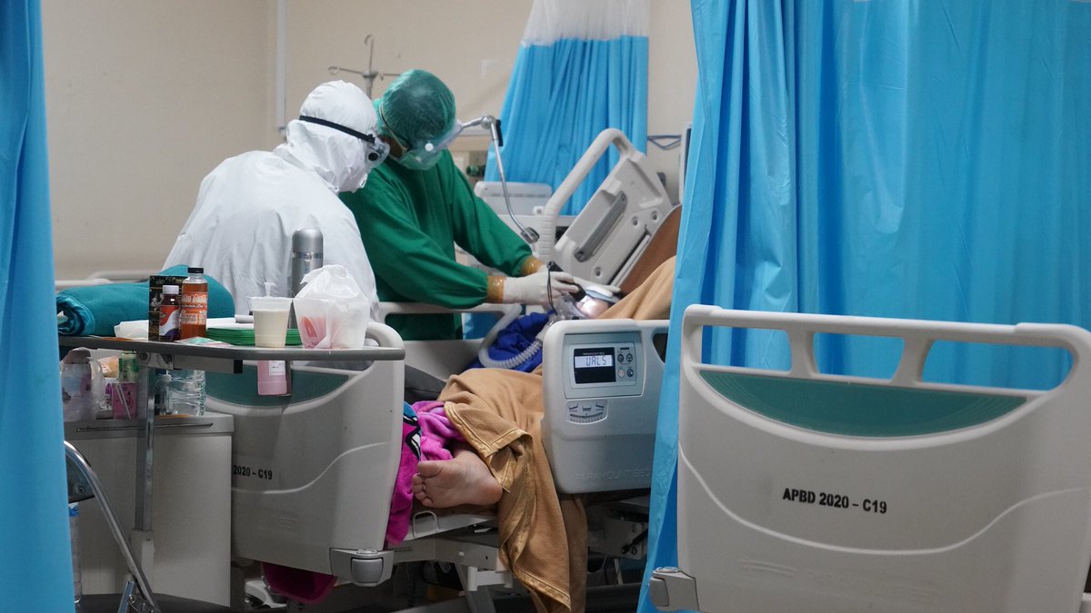 KemenkesRI's tweet photo. Tenaga kesehatan terus bekerja keras ditengah kenaikan kasus COVID-19. Siang sampai malam bekerja bergiliran, berupaya memberikan yg terbaik demi kesembuhan pasien.

Melihat dedikasi yg diberikan, apa yang ingin #Healthies sampaikan untuk para nakes di saat pandemi sekarang ini? https://t.co/f7VmdW3jeh