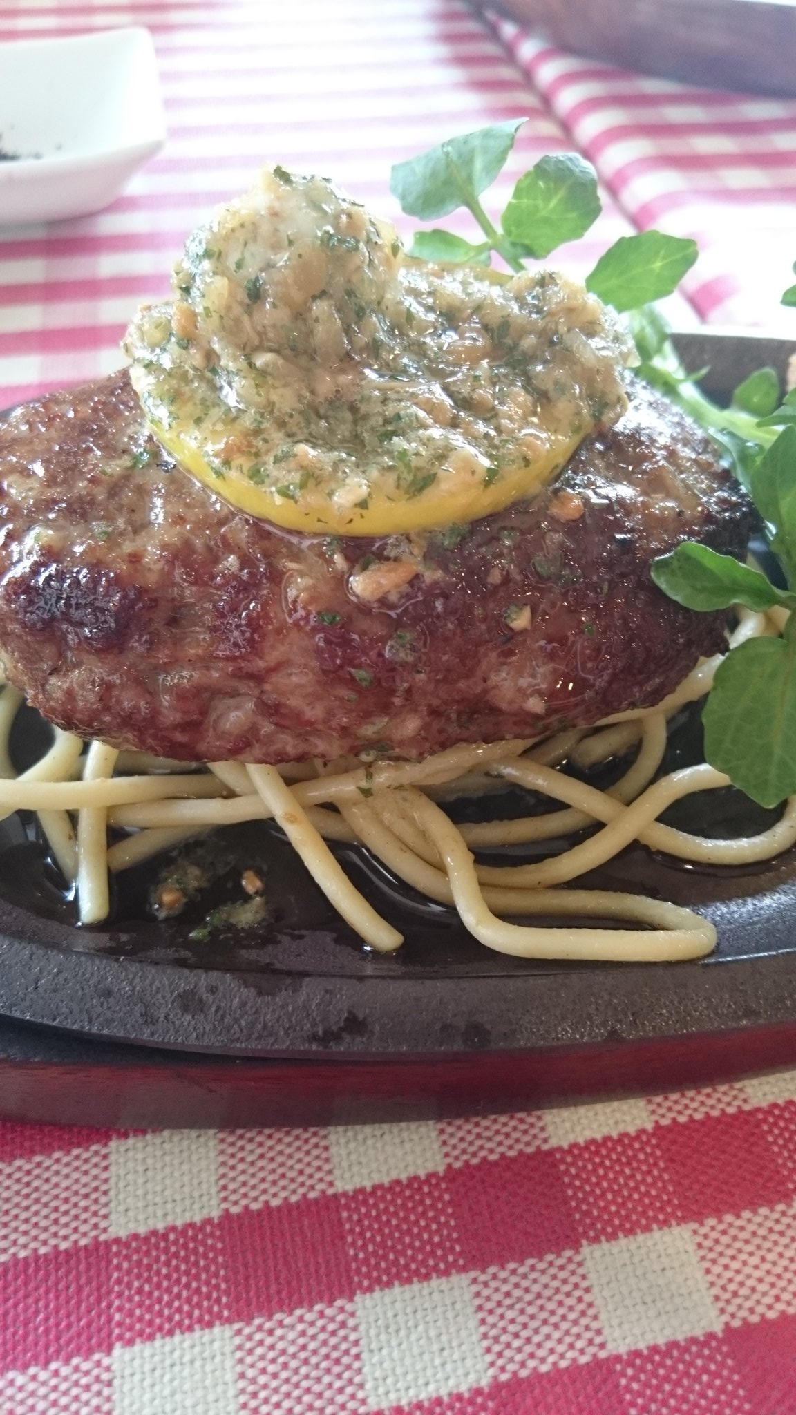 手打そば ますだ 宮城県名取市のハンバーグレストラン Hachiハチ ステーキの様なハンバーグ ステーキハンバーグ250 と クレソンと海老のサラダです T Co Gdslw8dtzc Twitter