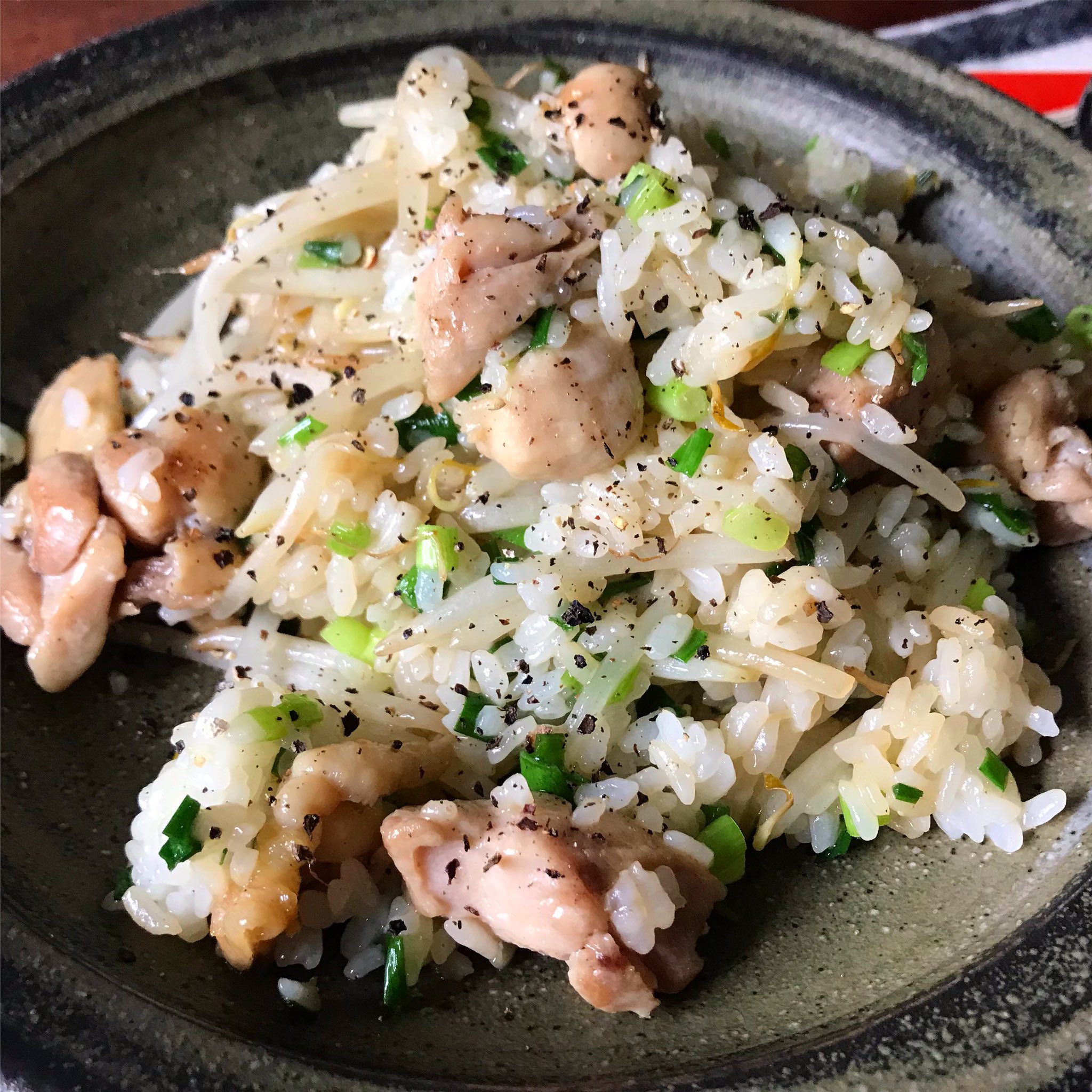 山本ゆり Syunkon レンジは600w 晩御飯に良かったら 鶏もやし炒飯 1人分 たっぷり 2cm角の鶏 モモ80gを炒め塩胡椒 もやし1 2袋を加え炒め ご飯茶碗大1杯 0g 万能ネギ好きなだけ ゴマ油大さじ1を加え炒める 顆粒鶏ガラ 醤油各小さじ1 2