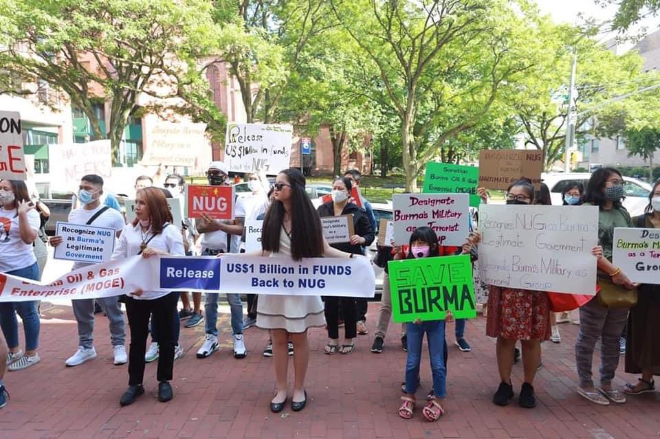 JessicaHtz1's tweet photo. New York: Myanmar Pro-Democracy activists demonstrated outside the office of Congressman @RepGregoryMeeks on June23 evening to recognize @NUGMyanmar as the government of Myanmar and to release $1 b in fund to NUG.  #WhatsHappeningInMyanmar #June24Coup https://t.co/oNOzdnNYwz
