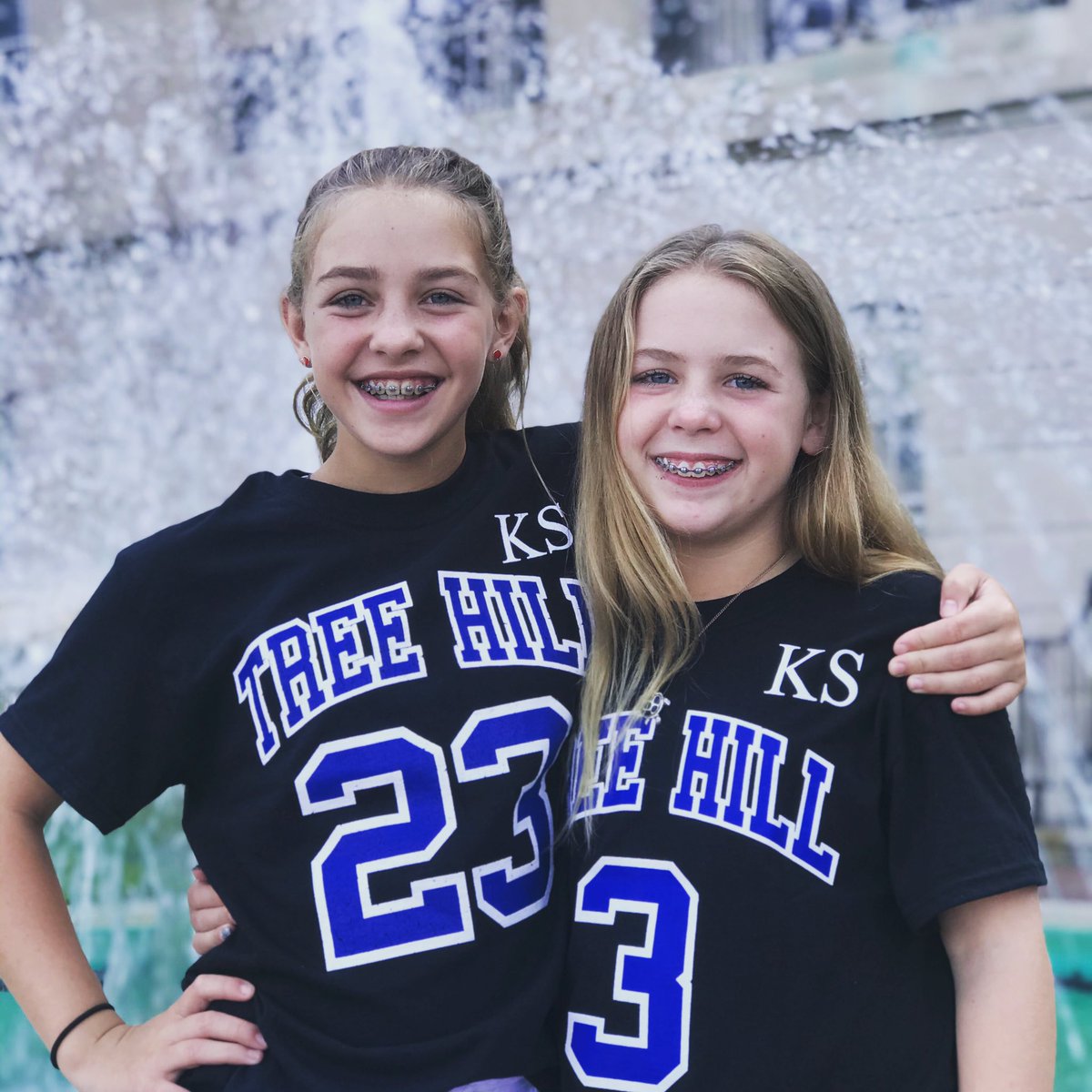 AmbamMoore's tweet image. We love summer &amp;amp; no bedtime, nothing like lying in bed listening to this podcast with the twins, reminiscing all of our trips to Wilmington &amp;amp; looking forward to the one in July! We love OTH &amp;amp; Wilmington! @SophiaBush @BethanyJoyLenz @HilarieBurton @DramaQueensOTH @antwon_tanner