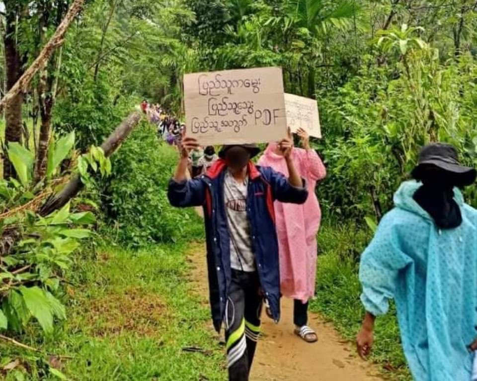 JessicaHtz1's tweet photo. Launglon, Dawei District: The hostile weather and heavy rain couldn’t deter residents of Launglon from demanding for the Democracy and rejecting the illegitimate Fascist Military on Jun24 morning. 
#June24Coup
#WhatsHappeningInMyanmar https://t.co/9tS1e8LbJr