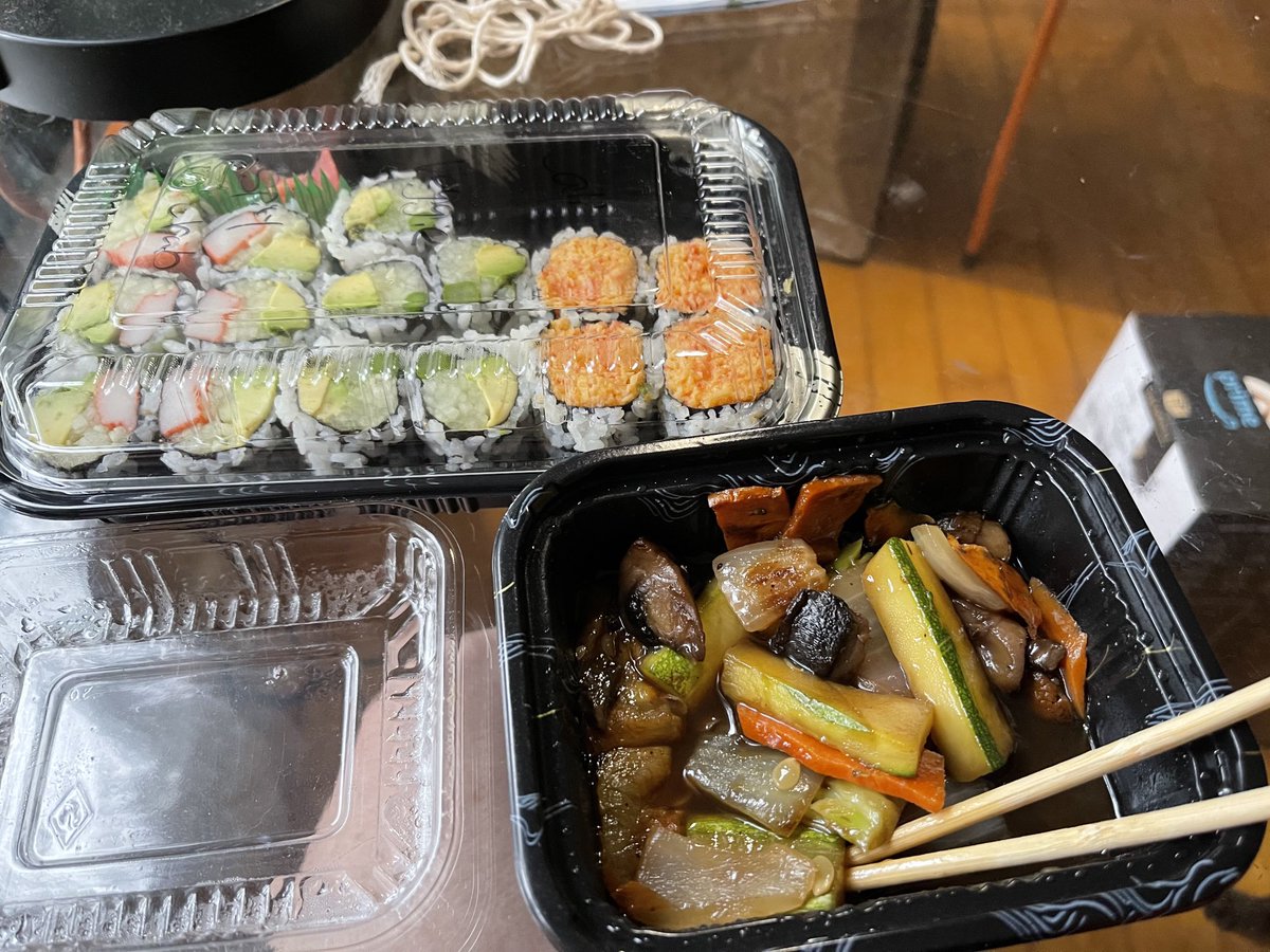 WahcaMia's tweet photo. Sushi & veggies! #BestDinner https://t.co/21U1cQvZde