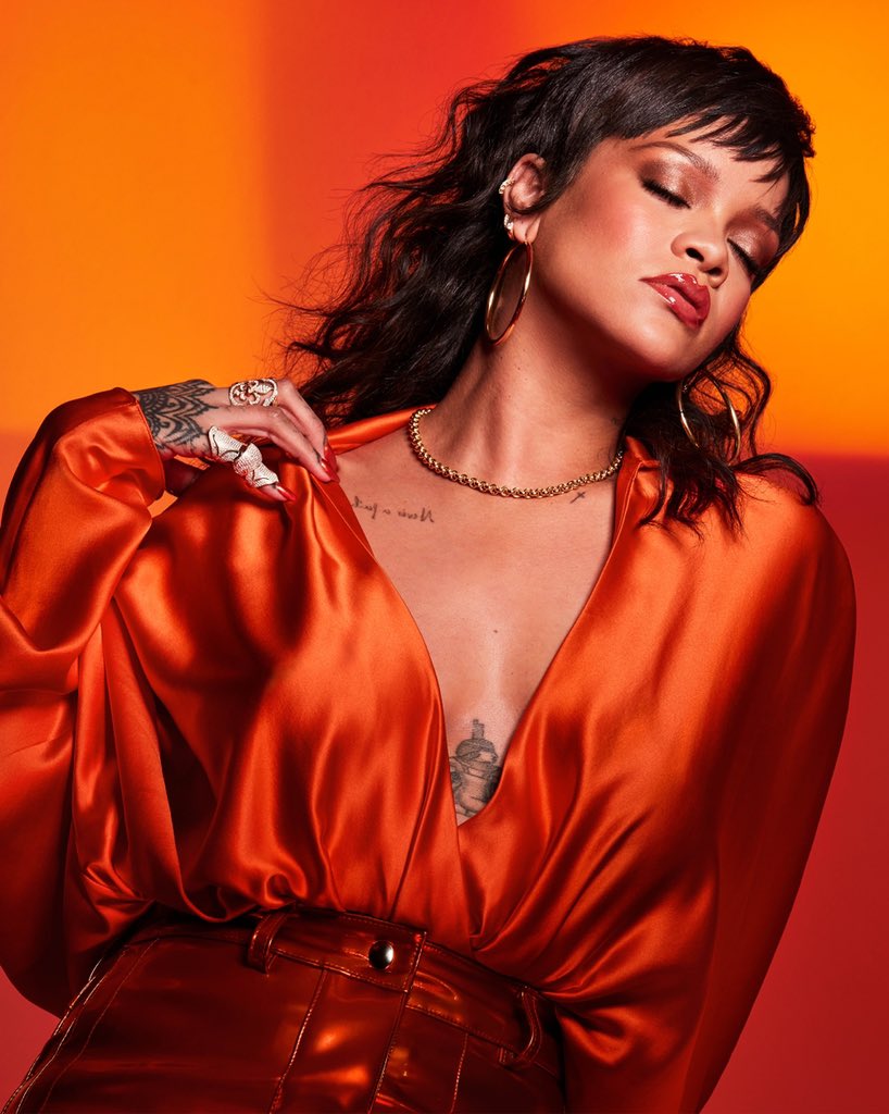 I KNOOOOWWW y’all didn’t think we were done with Gloss Bomb right?!!! 

🥵 <a href="/fentybeauty/">Fenty Beauty</a> we back at it with this new #GLOSSBOMBHEAT for juicy, glossy, plumped up lips. Grab it now at fentybeauty.com, @sephora, @bootsuk &amp; @harveynichols 🔥