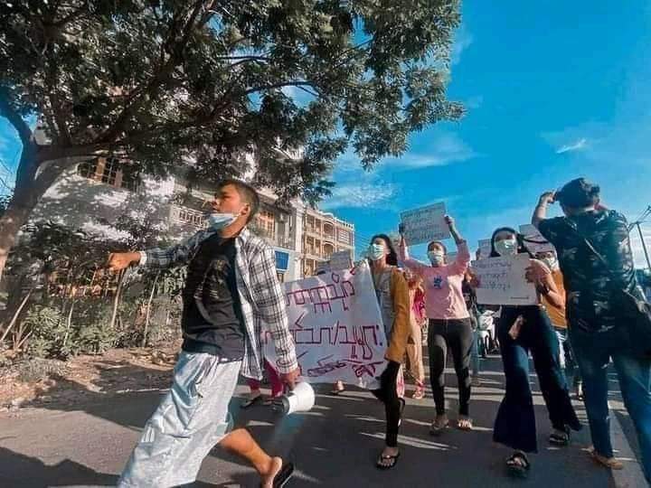 bannieki's tweet photo. Mandalay: University Students protest rally marched on the streets on Jun24 to show their utmost defiance and rejection to the Fascist Military regime. 

#WhatsHappeningInMyanmar #June24Coup https://t.co/CwwbxRlE1h
