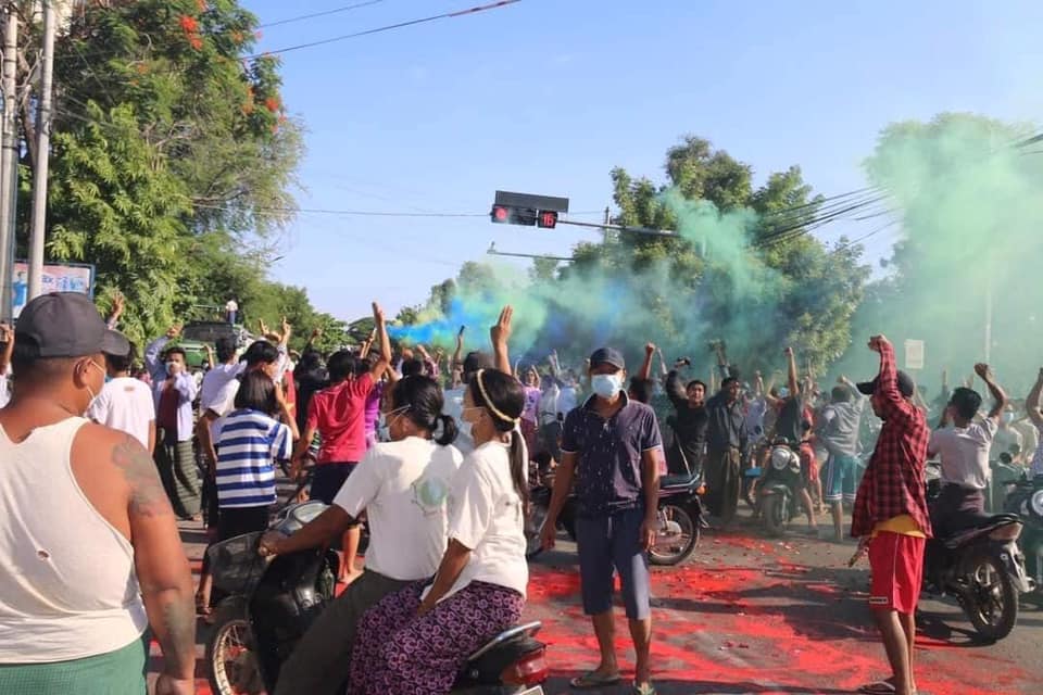 IrrawaddyNews's tweet photo. Local people staged a flash mob protest against the military regime in downtown Monywa, Sagaing Region on Thursday. 

(Photo:CJ) 
#WhatsHappeningInMyanmar https://t.co/woVg1SbMJn