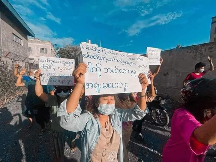 IrrawaddyNews's tweet photo. Students of Mandalar University in Mandalay took to the streets against the military regime on Thursday. 

(Photo:CJ) 
#WhatsHappeningInMyanmar https://t.co/7JTHCreSAh
