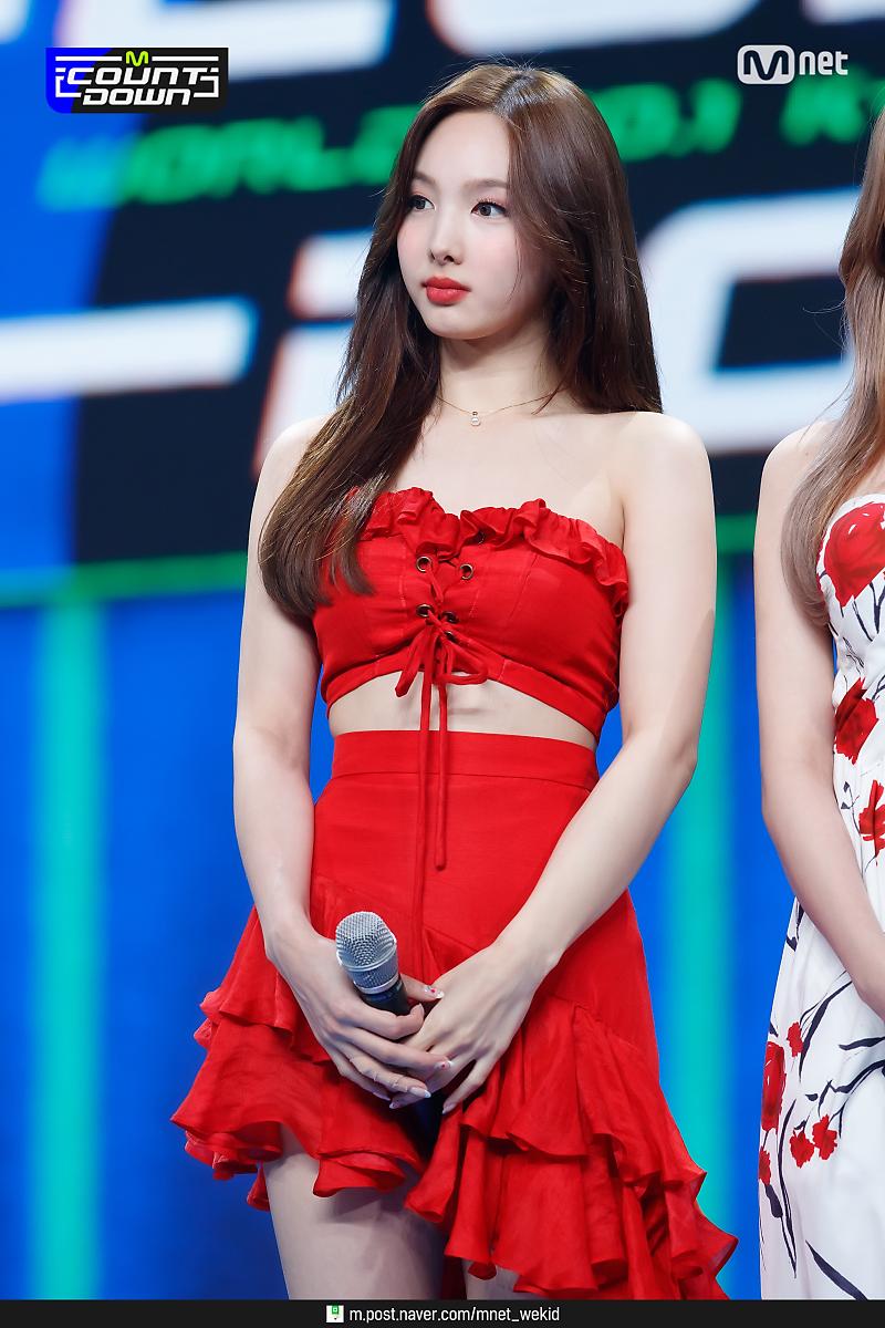 تويتر \ Rocio ᴼ⁺ᵀ⁼ˡᵒᵛᵉ 🎅 على تويتر: "Nayeon x MCOUNTDOWN 트와이스 나연 #Nayeon  #나연 #트와이스 #TWICE @JYPETWICE https://t.co/uajGEAULzh"