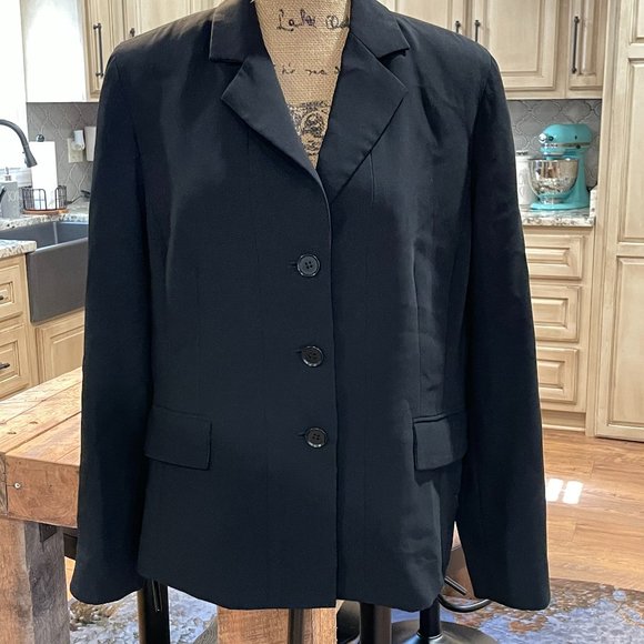 So good I had to share! Check out all the items I'm loving on <a href="/Poshmarkapp/">Poshmark</a> from @ohsosweetbowtiq <a href="/ClosetNormis/">@normis_closet</a> #poshmark #fashion #style #shopmycloset #target #toryburch #pendleton: posh.mk/rNWYS7YGihb