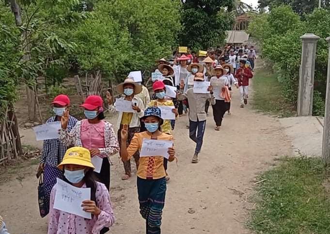 lonjwinonly323's tweet photo. Peaceful sit-in strike and march against the miltary dictatorship in Sarlingyi and Yinmarpin on 106th day of protest.
#AuspiceRefugees #June24Coup #WhatsHappeningInMyanmar https://t.co/z2kZUIdYc4