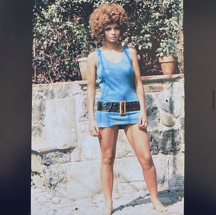 AnaMartinActriz's tweet photo. Yo en los 60’s que fue la revolución sexual, pastilla anticonceptiva, empoderamiento de la mujer, música y cambió total de estilo como ustedes pueden ver. https://t.co/CV54iMKXSX