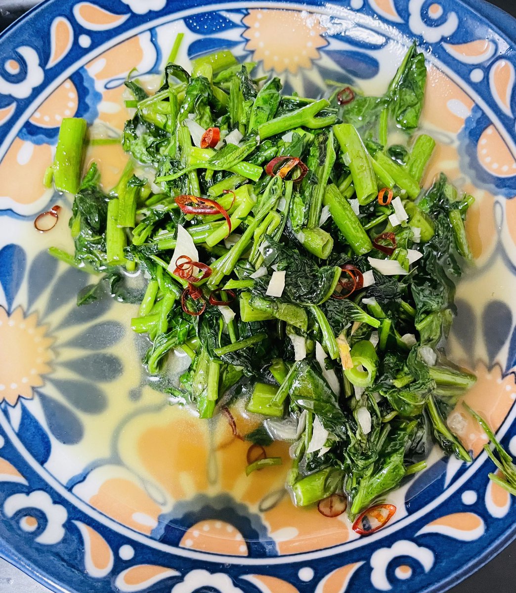 ひさこ0324 そろそろ空芯菜が旬の時期 近くのセイユーさんでも空芯菜がたくさん出ていたのでさっそく空芯菜炒めに 昼からアルコホールが進む レシピはトウェンさんの本から